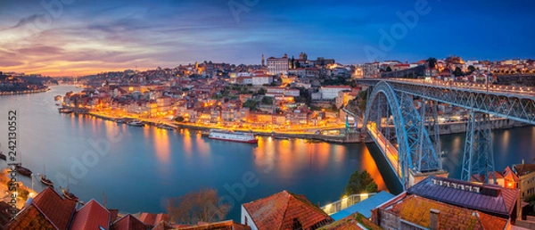 Obraz Porto, Portugalia. Panoramiczny obraz miasta Porto, Portugalia ze słynnym mostem Luis I i rzeką Douro podczas dramatycznego zachodu słońca.