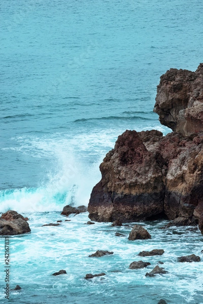 Fototapeta waves hitting coast