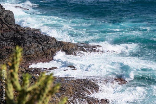 Fototapeta waves hitting coast