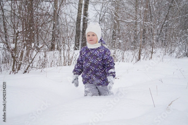 Obraz Ребенок в снегу в лесу.