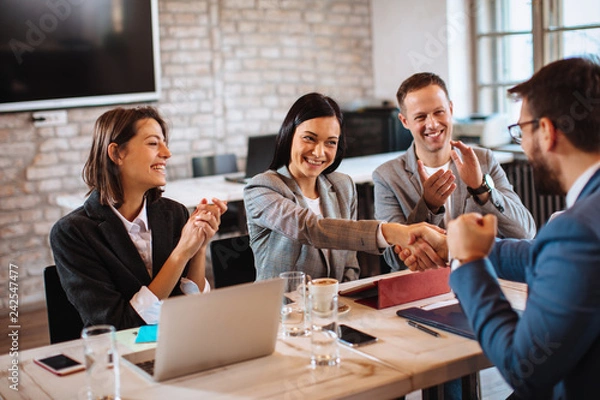 Obraz Młody biznesmen na rozmowie kwalifikacyjnej