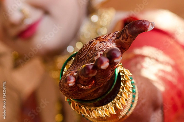 Obraz bride with beautiful henna on hand