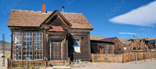 Obraz The ghost town of Bodie, an abandoned gold mining town in California, is a landmark visited by people from all of the world.