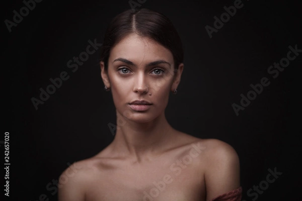 Obraz Piękna twarz młodej dorosłej kobiety z czystą, świeżą skórą