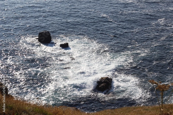 Obraz waves crashing on rocks
