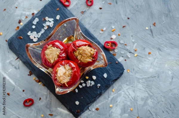 Obraz Ostra ostra papryka faszerowana tuńczykiem