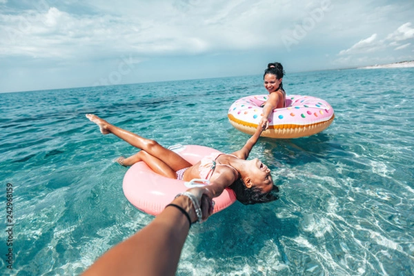 Obraz Rodzina na lilo relaks na plaży