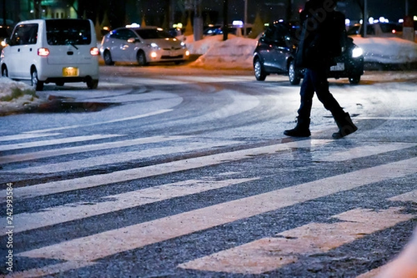 Obraz 凍結路面を歩く人 / 冬の北海道 札幌市の都市風景