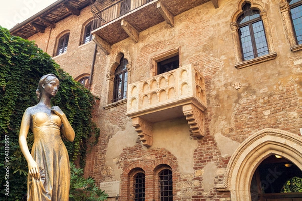 Fototapeta Brązowa statua Julii i balkon autorstwa Juliet House, Verona, Włochy.