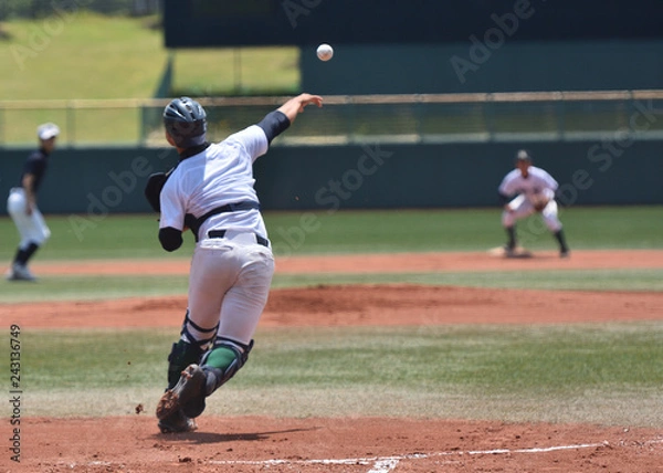 Obraz 高校野球で牽制球を投げるキャッチャー