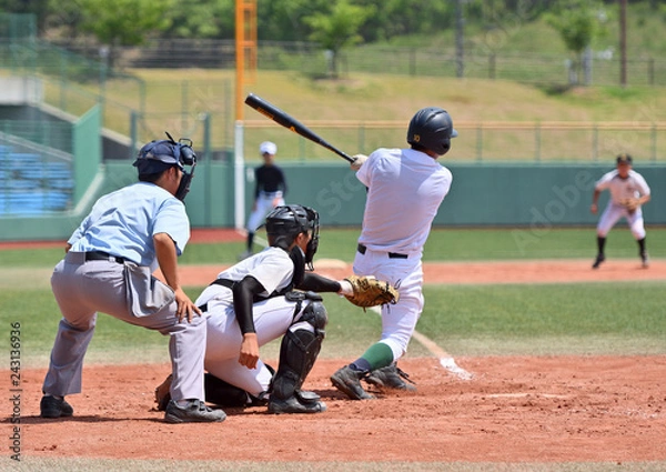 Fototapeta 高校野球の試合でヒットを打つバッター