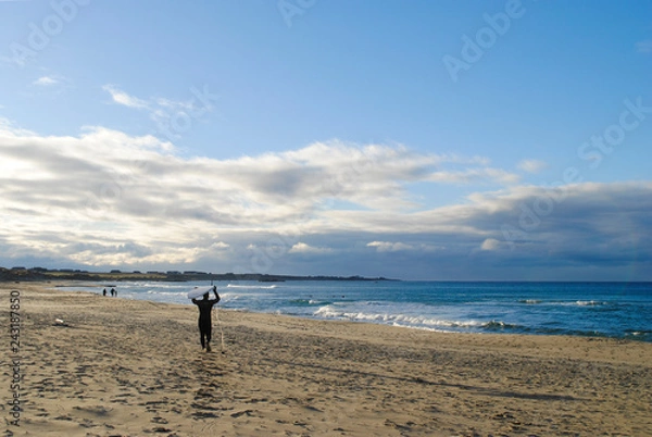 Obraz surfer walking on the beach