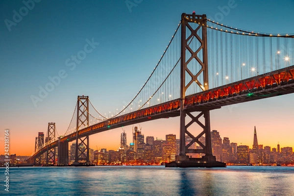 Fototapeta na wymiar San Fransisco linia horyzontu z Oakland zatoki mostem przy zmierzchem, Kalifornia, usa