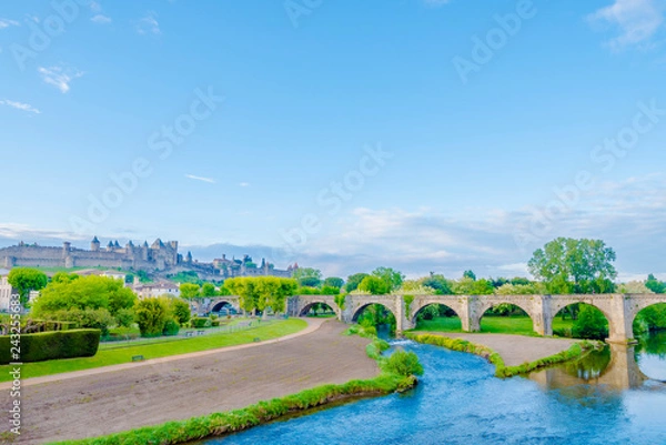 Obraz オード川と歴史的城塞都市カルカソンヌ