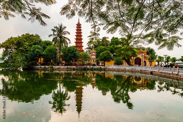 Fototapeta na wymiar Tran Quoc pagoda w ranku, stara świątynia w Hanoi, Wietnam.