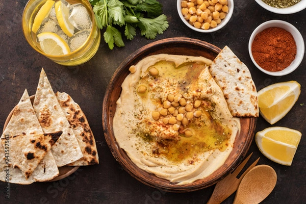 Obraz Klasyczny Hummus z ciecierzycą, papryką, oliwą z oliwek i orientalnymi przyprawami. Popularna śródziemnomorska przekąska z ciecierzycy i makaronu tahini.