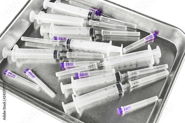 Obraz Metal salver with syringes and needles. Isolated on white background