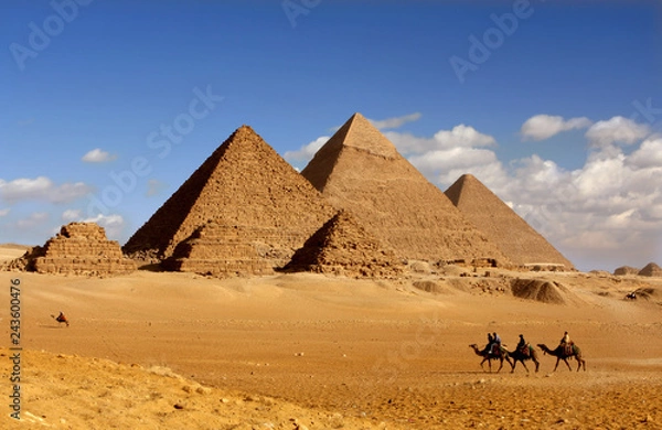 Fototapeta piramidy giza kair w egipcie z panoramicznym widokiem na karawanę wielbłądów