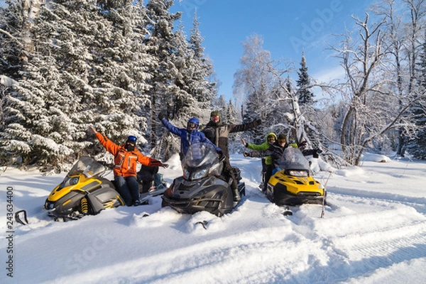 Fototapeta Sportowcy na skuterach śnieżnych.