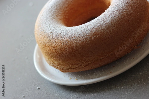 Fototapeta Eierlikör Kuchen mit Puderzucker
