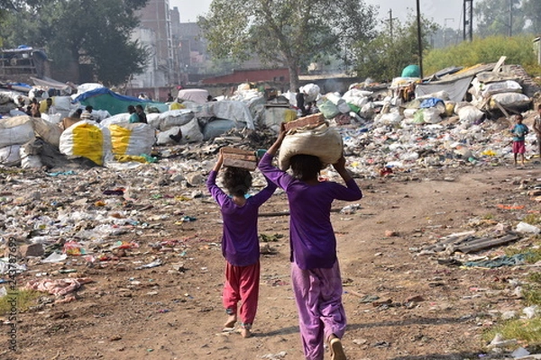 Obraz インドの首都のデリー　線路沿いのスラム　レンガを頭に乗せて運ぶ少女