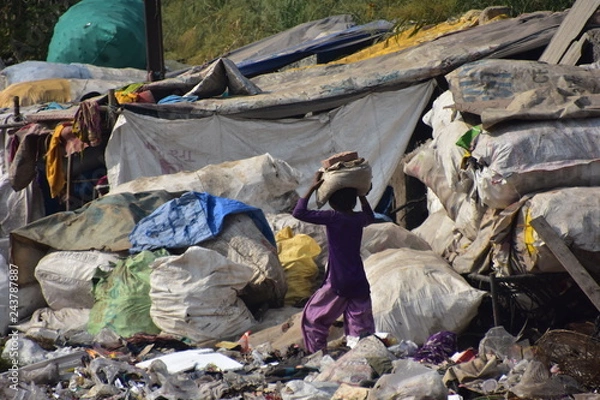 Obraz インドの首都のデリー　線路沿いのスラム　レンガを頭に乗せて運ぶ少女