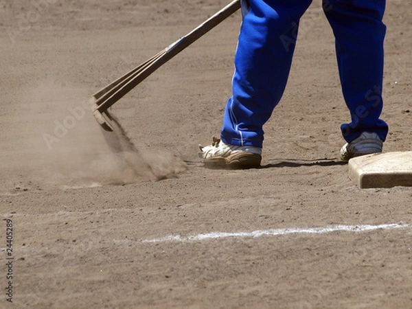 Obraz トンボで内野の土を均す整備員