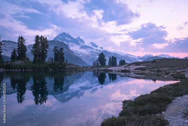 Obraz Hiking elfin lakes and rampart ponds in the garibaldi provincial park