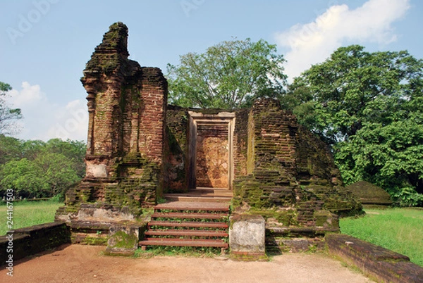 Obraz Ruins of a stone shrine in the Potgul Vihara monastery, Polonnaruwa, Sri Lanka