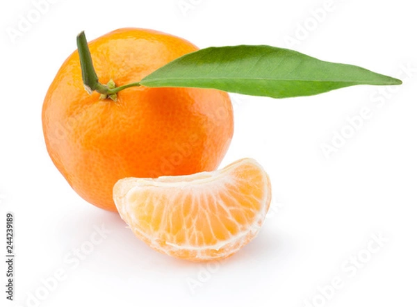 Obraz Mandarynka z liści i obrane plasterek na białym tle