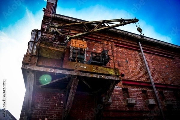 Fototapeta レンガの建物とクレーン