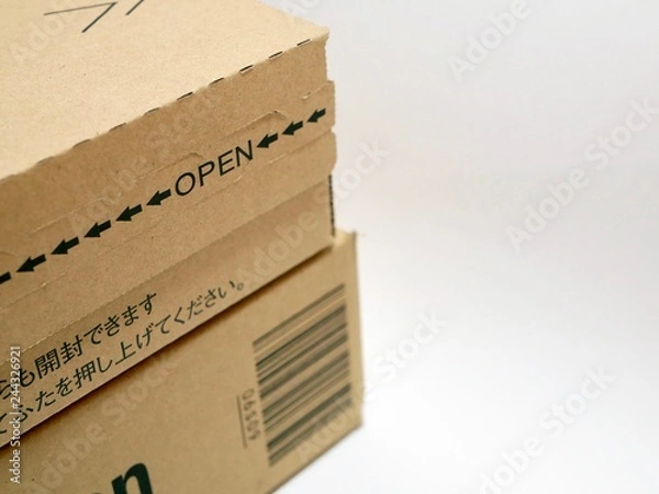 Obraz 積み上げられたダンボールの小包