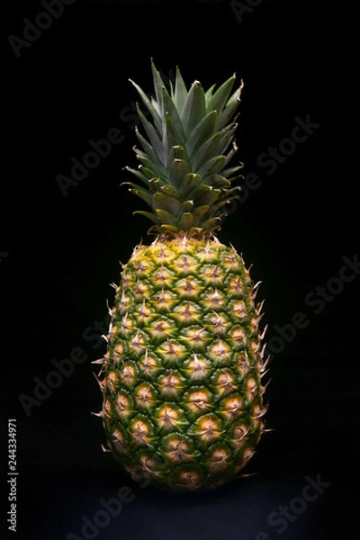 Obraz Świeży ananas na czarnym tle - na białym tle