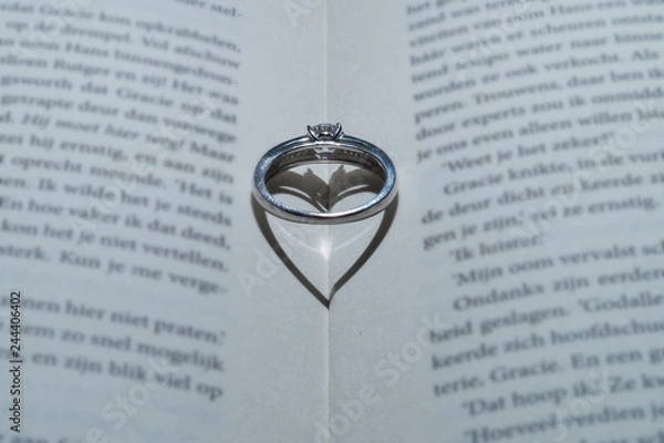 Obraz ring with heart shadow