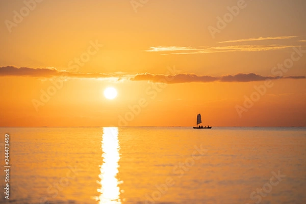 Obraz (石垣島)夕焼けの海と船