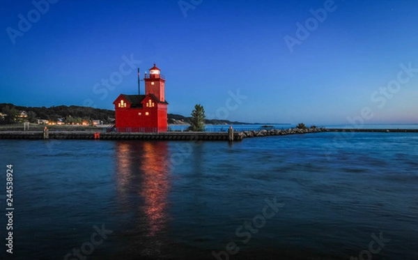 Fototapeta Holland Michigan Lighthouse Nocą. Piękna duża czerwona latarnia morska w Holland State Park w nocy z oświetloną latarnią.