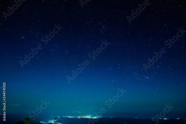 Fototapeta rozgwieżdżone nocne niebo w pełni z gwiazdami