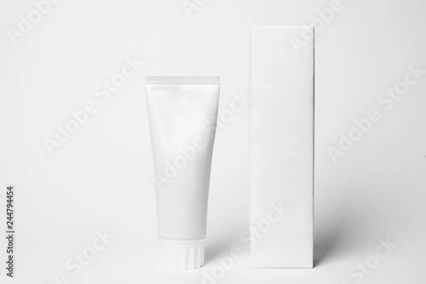 Obraz Pusta tubka pasty do zębów i pudełko na białym tle