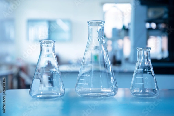 Obraz trzy rozmiary szklanych kolb w niebieskim tle edukacji chemii laboratorium nauki