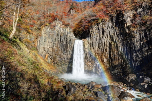 Fototapeta 晩秋の苗名滝と虹