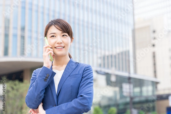 Fototapeta ビジネスウーマン　電話