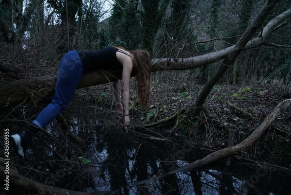 Obraz mujer en el bosque