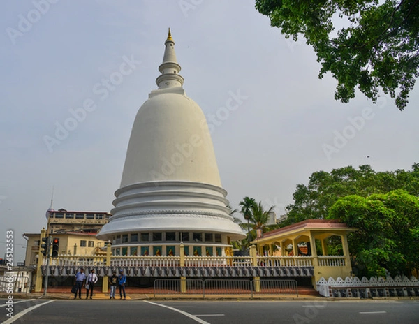 Fototapeta Giant Buddhist stupa on street of Colombo