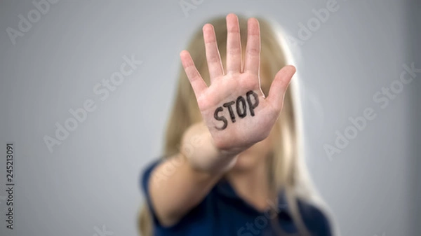 Fototapeta Mała dziewczynka ze znakiem stopu, problem wykorzystywania dzieci, okrucieństwo w rodzinie, świadomość