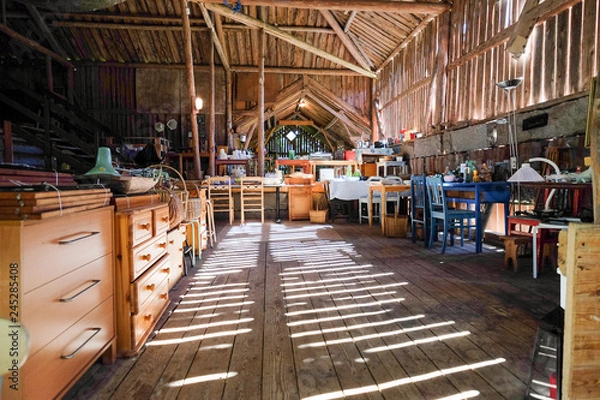 Obraz Flohmarkt in einer alten lichtdurchfluteten Scheune 