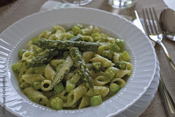 Fototapeta piatto pasta corta con crema di asparagi e asparagi