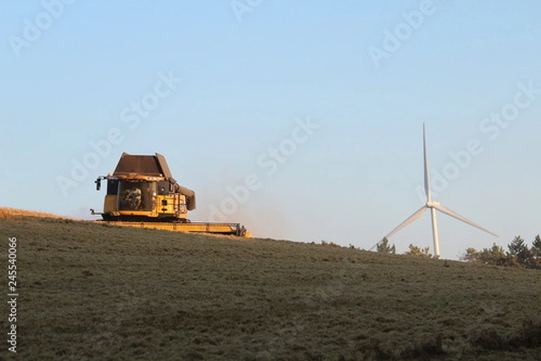 Fototapeta moissonneuse batteuse eolienne
