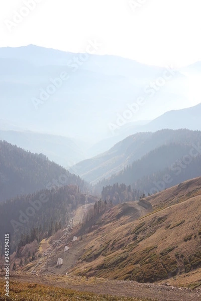 Obraz Mglisty wschód słońca w górach