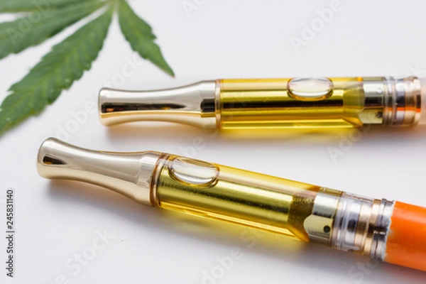 Obraz Pełen gram THC / CBD skoncentrowany olej we wkładach Zbliżenie Liść Marihuany Na Białym Tle