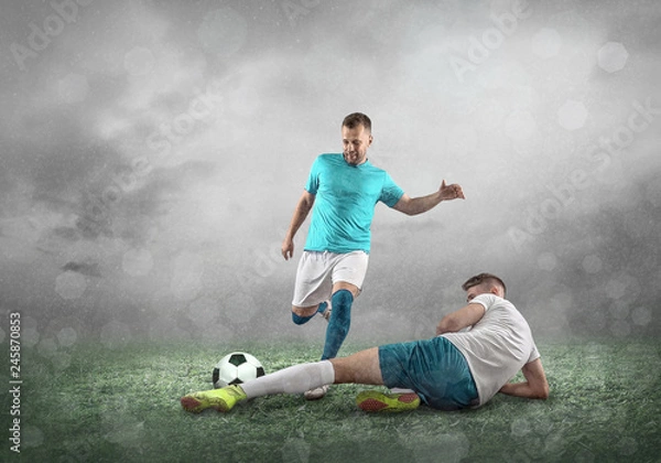 Fototapeta Piłkarz na boisku w dynamicznej akcji